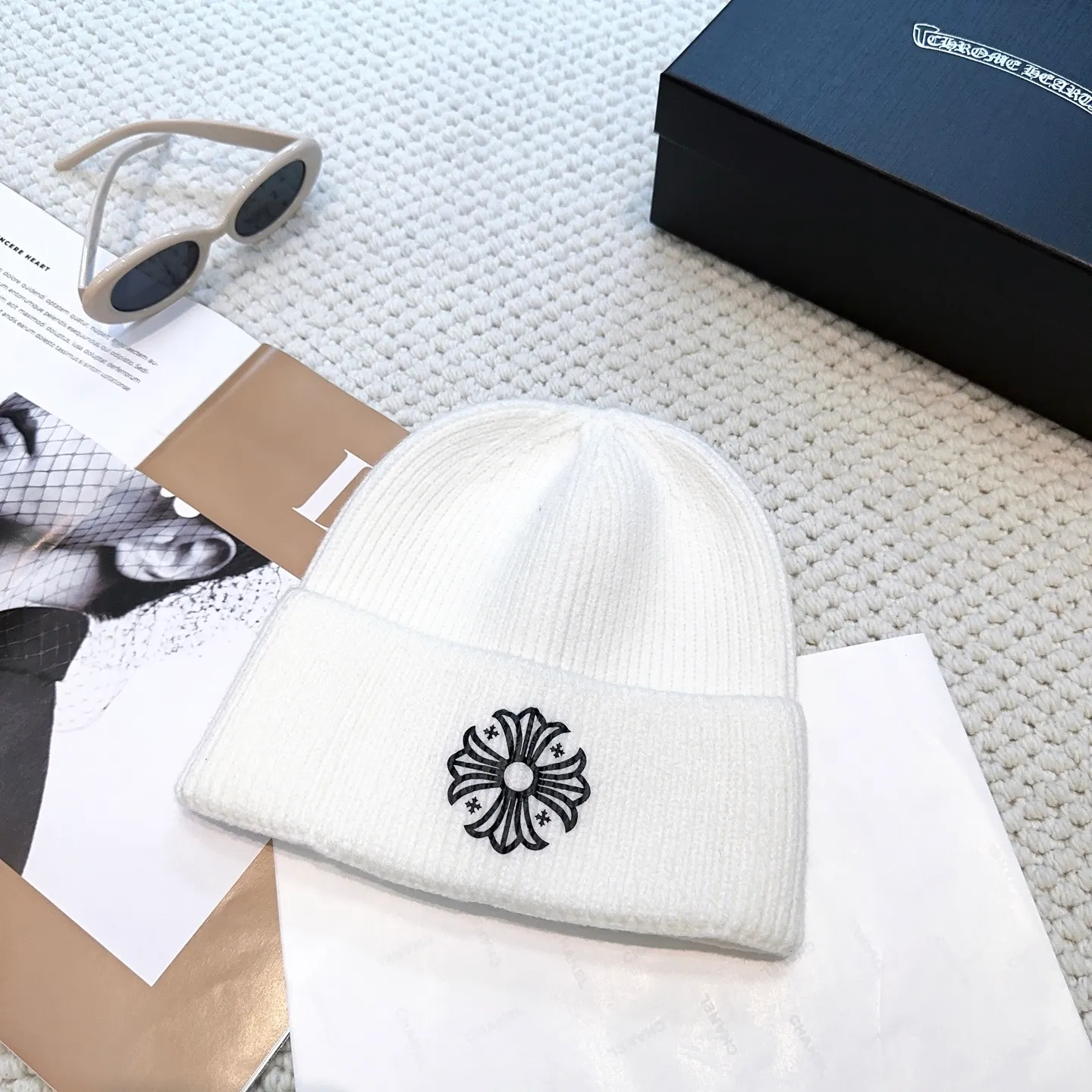 P50 🤍Chrome hearts new autumn and winter cross knitted hat🧶 One of the must-have hats in autumn and winter~ It really looks good on whoever wears it~, it is also a perfect match in black and white and gray in autumn~